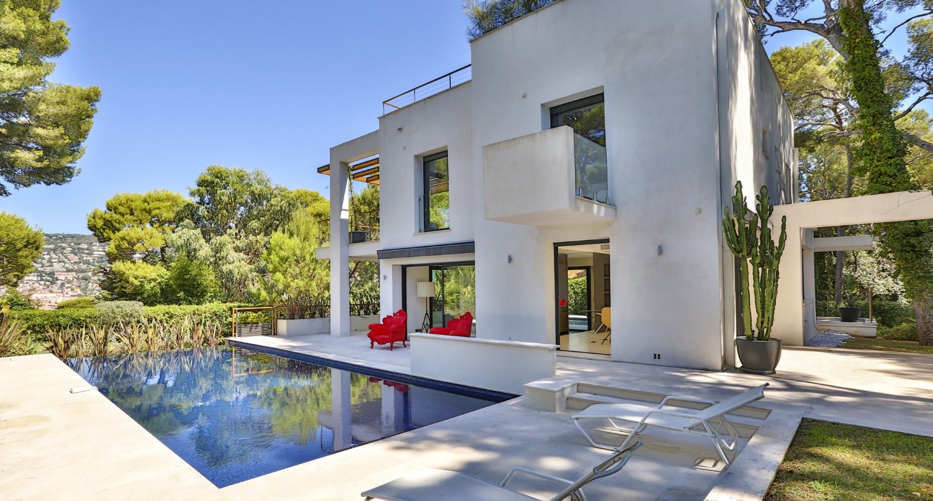 SAINT JEAN CAP FERRAT NEAR PASSABLE BEACH MODERN VILLA FOR SALE OF